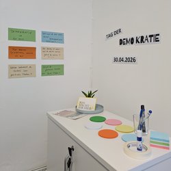 Jugendberufshilfe Fechenheim: Kleine Ecke mit Fragen zu Demokratie