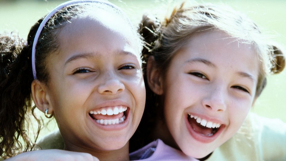 Kindergarten Rasselbande Bonames: Gemeinsam lachende Kinder Lachende Mädchen im Kindergartenalter
