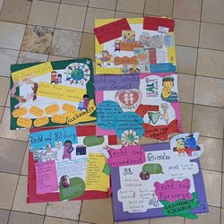 Fünf bunte Plakate, von Kindern gestaltet